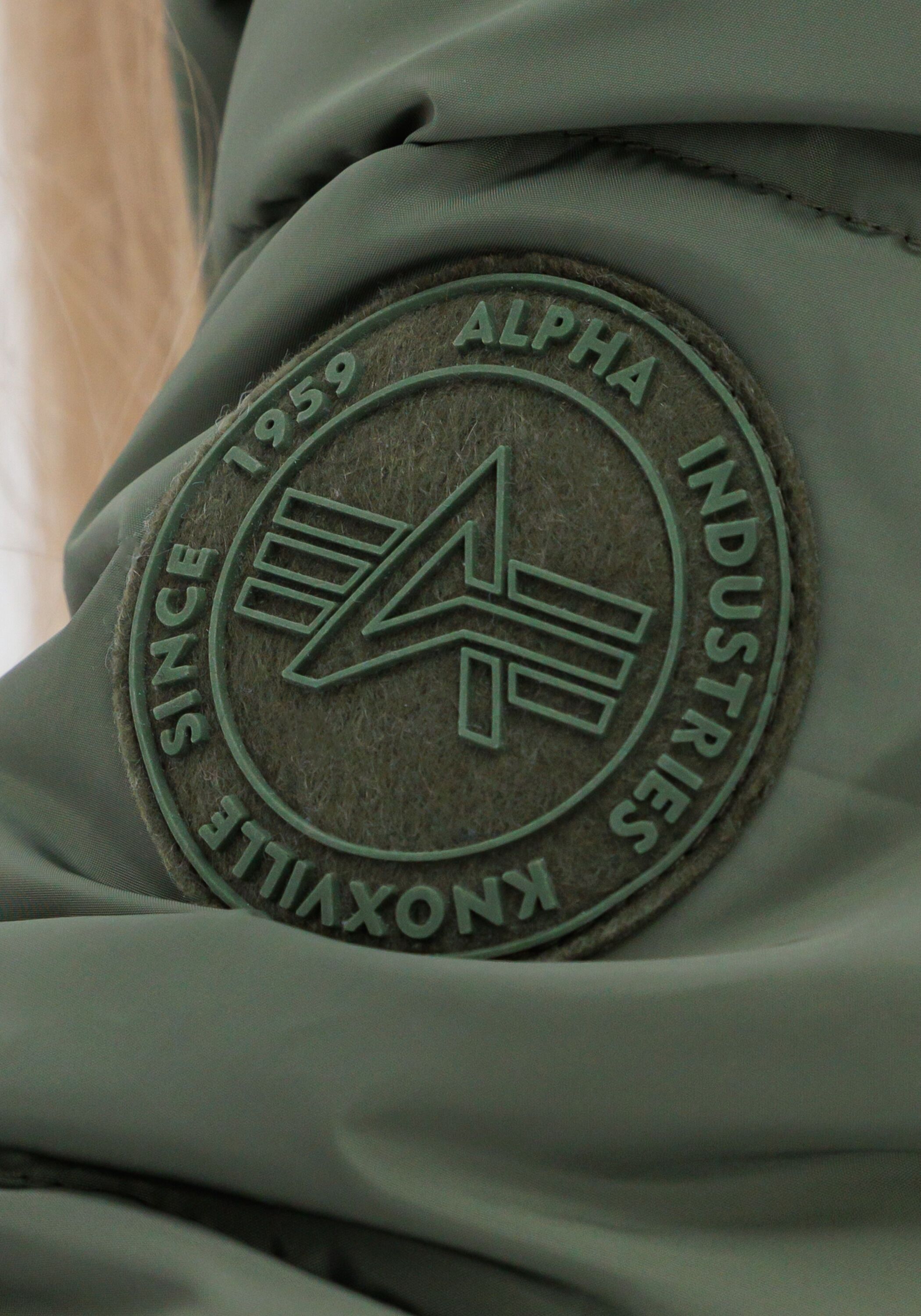 Winterjacke ALPHA INDUSTRIES "Hooded Puffer Alpha Women", Damen, Gr. S, grün (sage, grün), Obermaterial: 100% Polyester. Futter: 100% Polyester. Füllung: 100% Polyester, Jacken Winterjacke sage, grün S