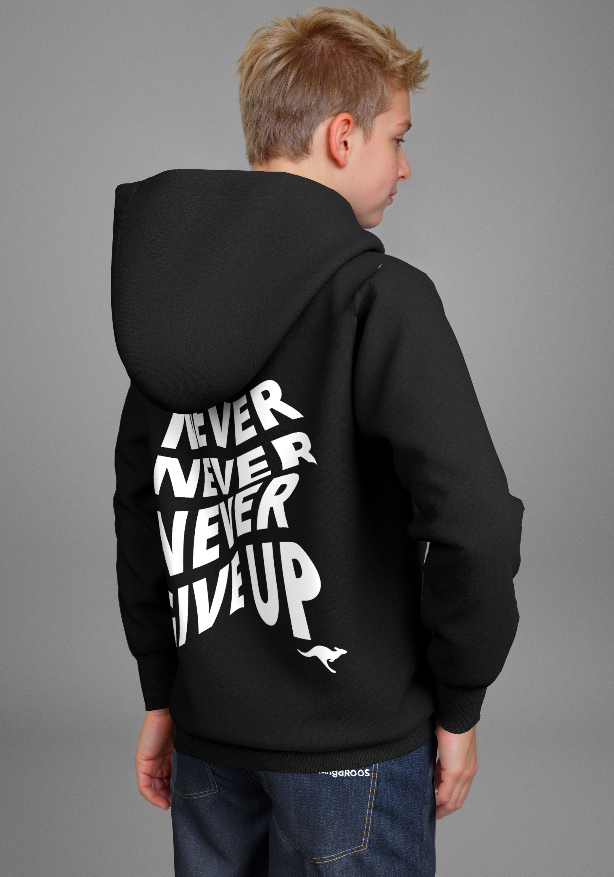 Kapuzensweatshirt KANGAROOS "Spruch: NEVER GIVE UP", Jungen, Gr. 152/158, schwarz, Single Jersey, Obermaterial: 100% Baumwolle. Kapuzenfutter: 100% Baumwolle, bedruckt, Basic, Rippbündchen, Sweatshirts Kapuzensweatshirt, Sweatshirt mit grossem Rückendruck