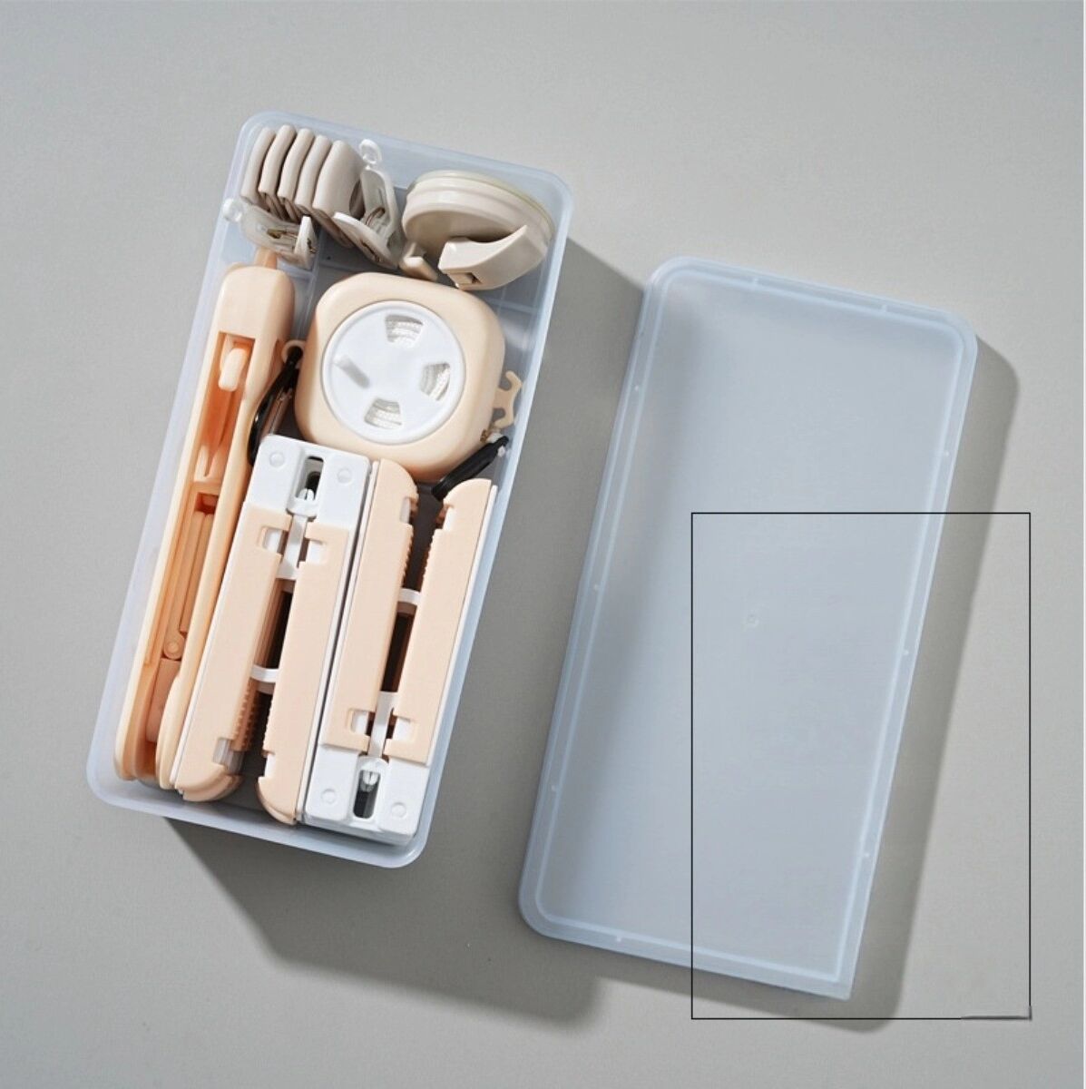 INF Tragbares aufrollbares Wäscheleinen-Set für Outdoor – Faltbare Kleiderbügel, Saugnapf, Wäscheklammern und Anti-Rutsch-Haken Beige