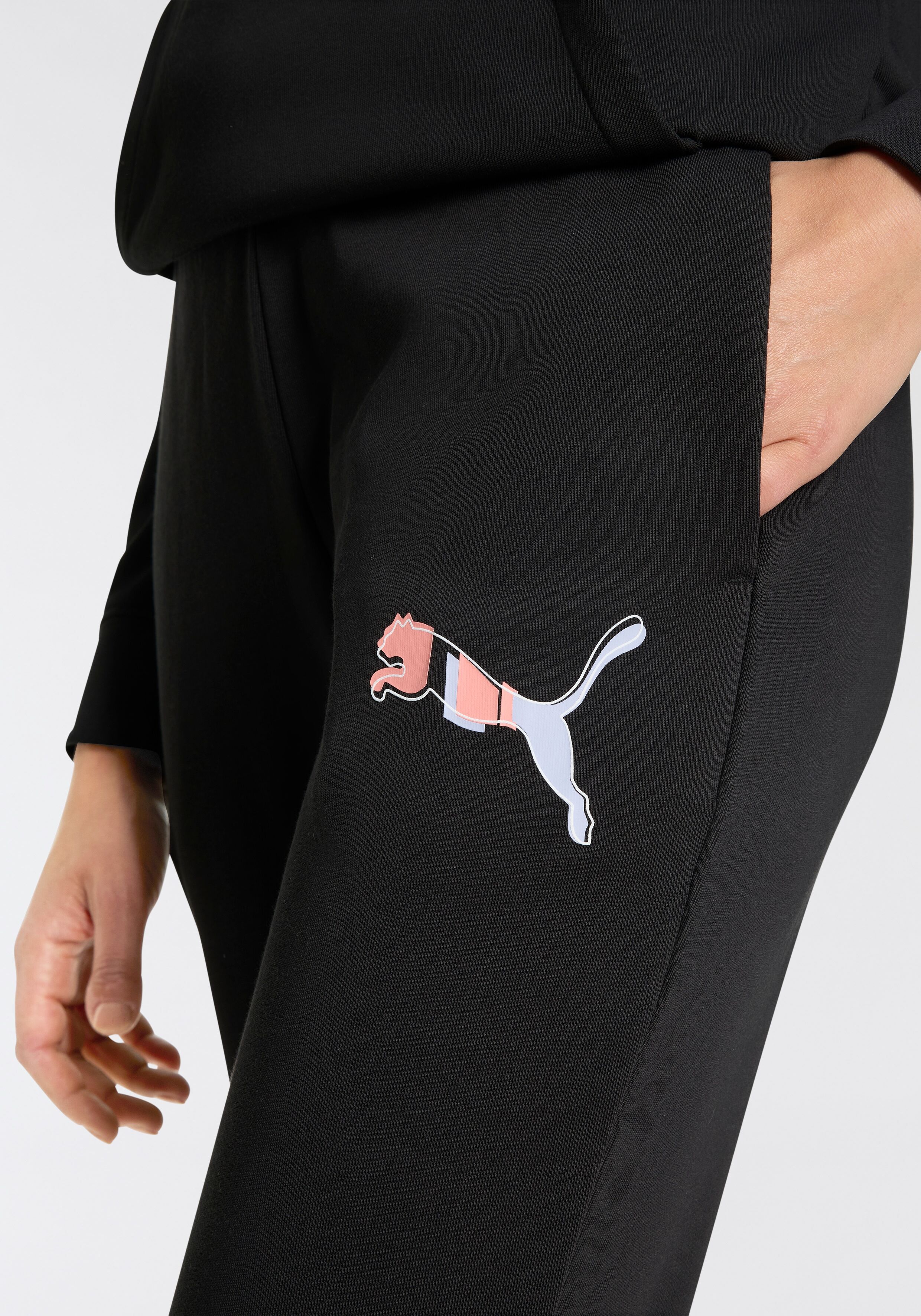 Trainingshose PUMA "ESS LOGO LAB PANTS TR", Damen, Gr. XS, N-Gr, schwarz (puma schwarz), Sweatware, Obermaterial: 68% Baumwolle, 32% Polyester, bedruckt, regular fit normal, Hosen Trainingshose, aus Baumwollmischung, mit geripptem Bund, mit Nahttaschen pu