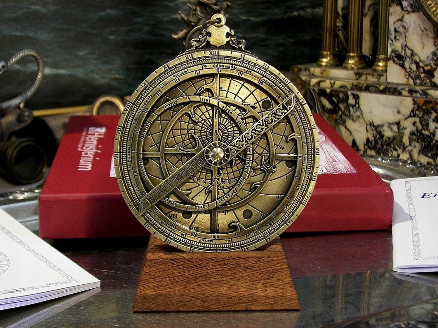 Europees Astrolabium van Messing met Hemelkaart - Decoratief Tafelobject
