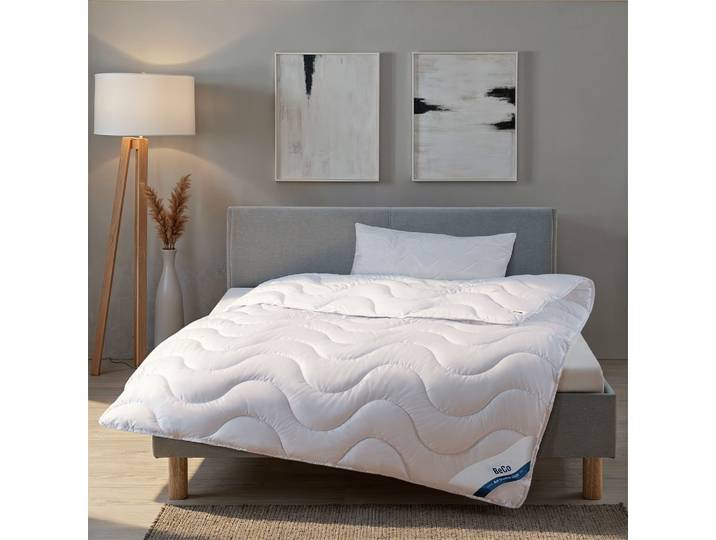 Bettdecke + Kopfkissen BECO Sale, 2-Tlg. Set, Bettdecken-Set mit Klimafaserfüllung – Atmungsaktiv , weiss (weiß), B/L: 135cm x 200cm Anzahl Teile 1, B/L: 40cm x 80cm Anzahl Teile 1, Bezug: Polyester Füllung: Kunstfaser, normal, Bettdecken Bezug: 100% Polyester. Kopfkissen Bezug: 100% Polyester. Bettdecken Füllung: 100% Polyester. Kopfkissen Füllung: 100% Polyester, Bettwaren-Sets, Bettdecke + Kopfkissen, Bettdecke in 135x200 und Kissen in 40x80 cm für alle Jahreszeiten