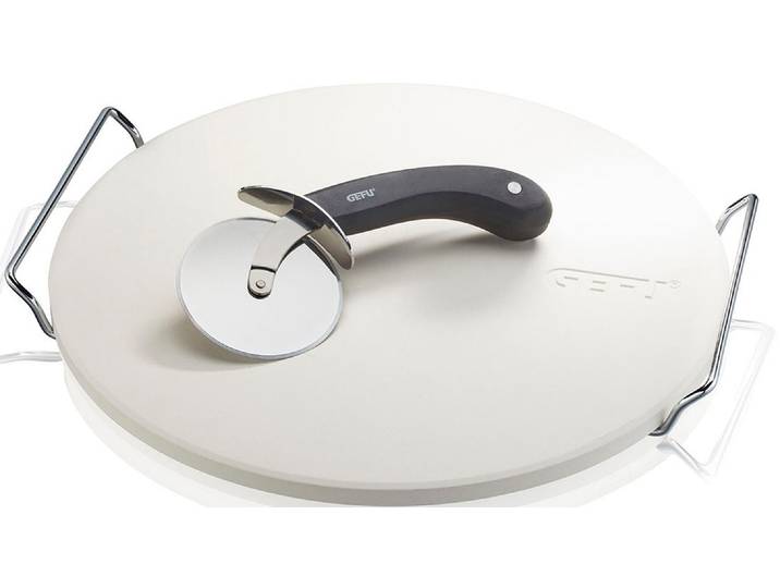 Pizzastein GEFU + Pizzaschneider DARIOSO , beige (creme weiß), H:1cm Ø:33cm, Edelstahl, Keramik, Kunststoff, Backbleche, Pizzastein, speichert die Hitze gleichmässig und über einen langen Zeitraum