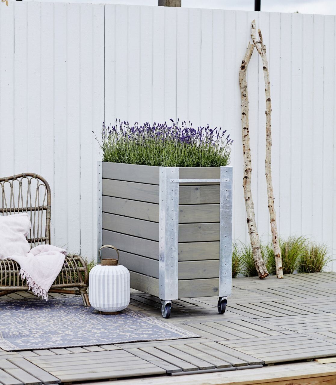 Plus Blumenkasten Cubic mit Räder Druckimpräg.RAL 7023 Graubraun