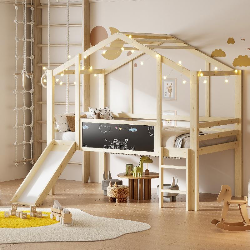 Kinder Hochbett 90x200cm aus Massivholz mit Rutsche, Leiter, Dach und Fenstern, Hausbett mit Tafel und Schutzgeländer in Holzfarbe
