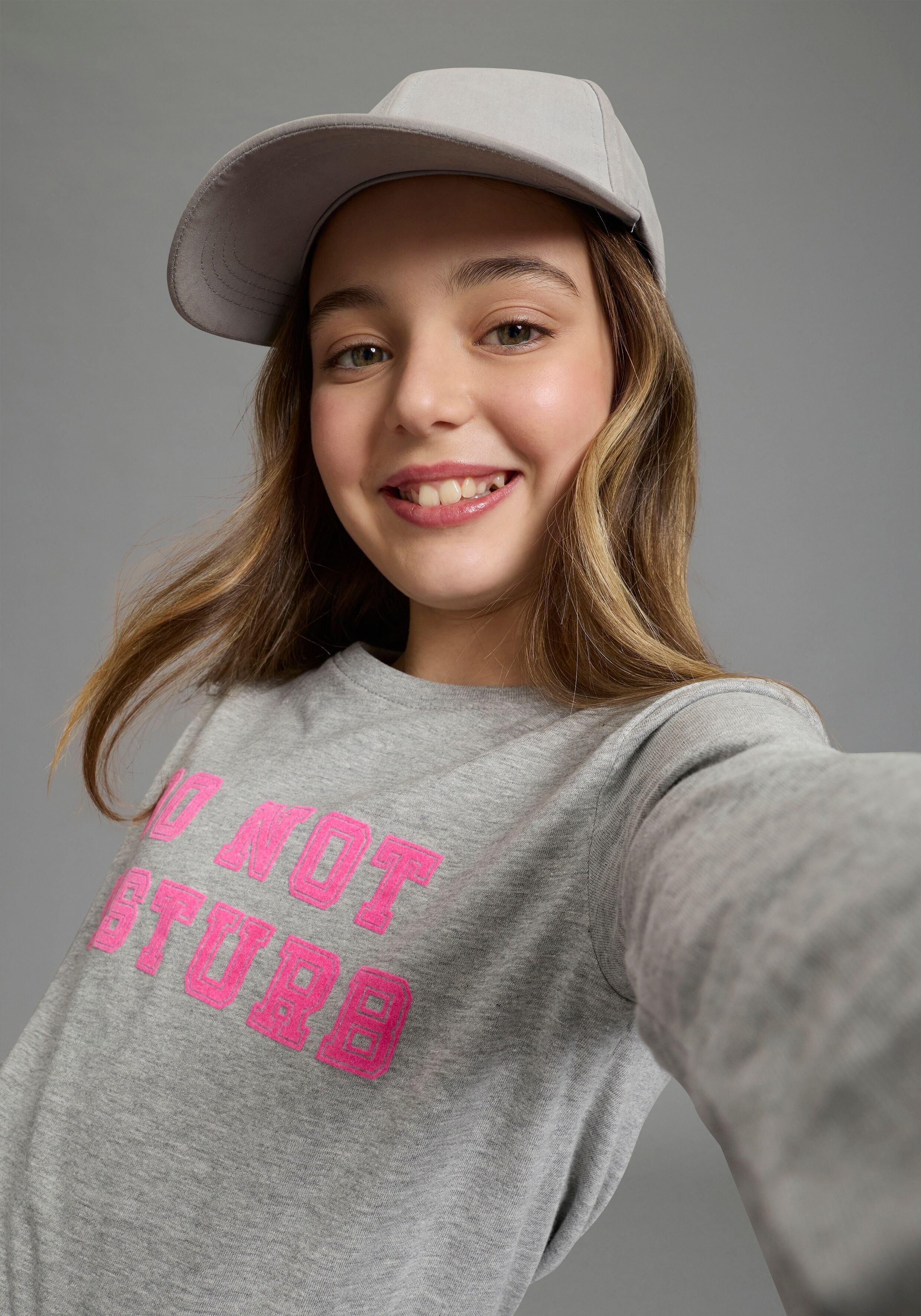 Langarmshirt KIDSWORLD "Cooler Spruch: DO NOT DISTURB - Nicht stören", Mädchen, Gr. 140/146, grau (graumeliert), Single Jersey, Obermaterial: 90% Baumwolle, 10% Viskose, bedruckt, Basic, Rundhals, Shirts Langarmshirt, modischer Stil, Langarm, bedruckte Op