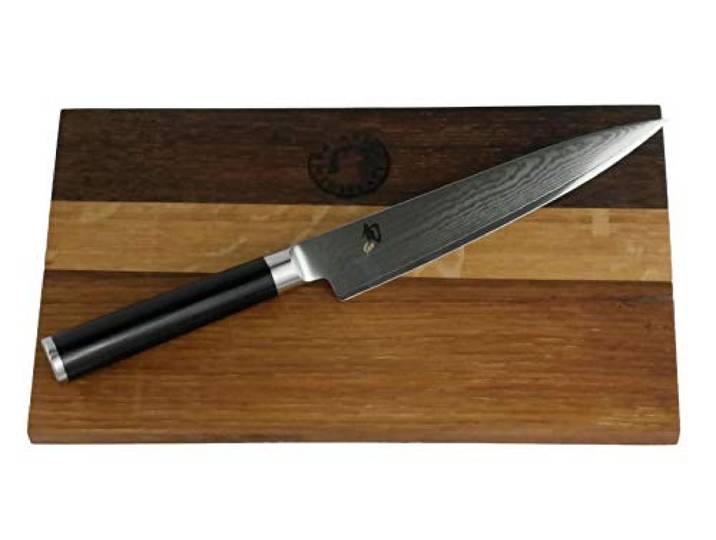 Kai Shun Allzweckmesser DM 0701 – ultrascharfes Japanisches Damast Messer 15cm Klinge + Fassholz Schneidebrett 25x15 cm