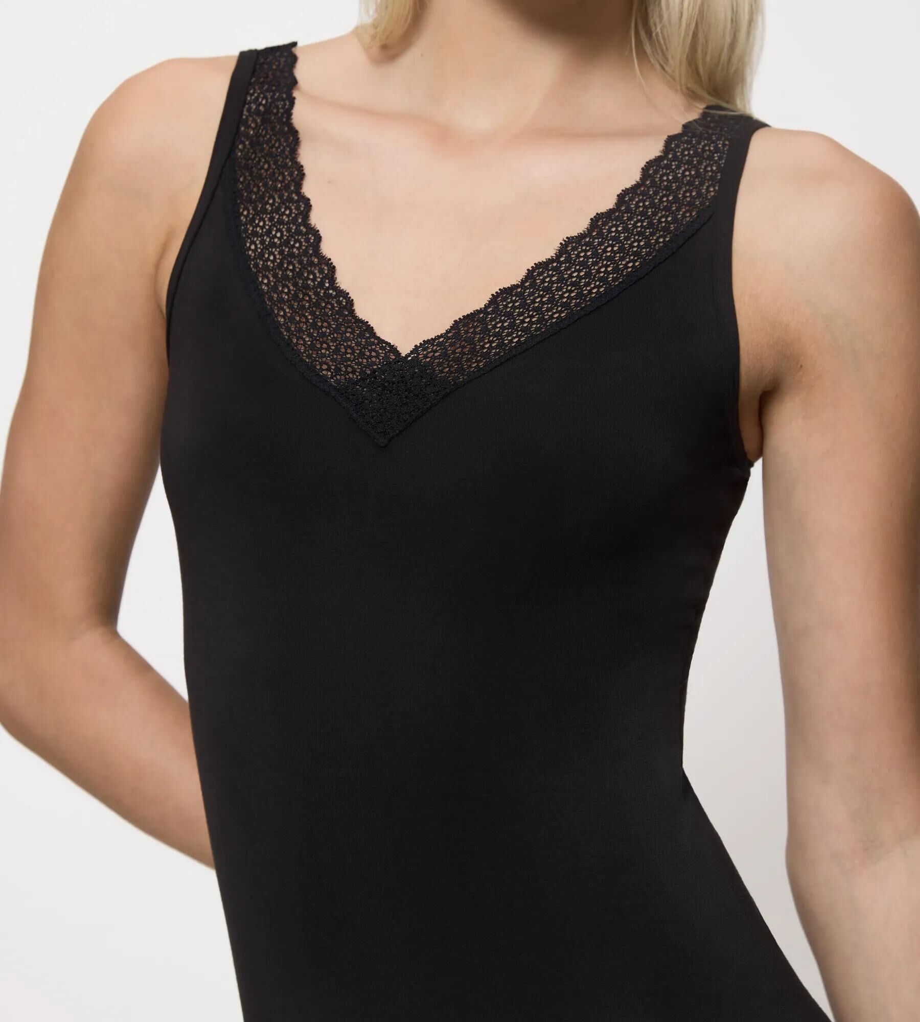 Tanktop TRIUMPH "Tank-Top Hemdchen aus hochwertigem Lenzing TENCEL", Damen, Gr. S, schwarz, Spitze, Obermaterial: 87% Modal, 13% Elasthan, figurbetont hüftbedeckend, Rundhals, Tops Tanktop, sehr weich schwarz S