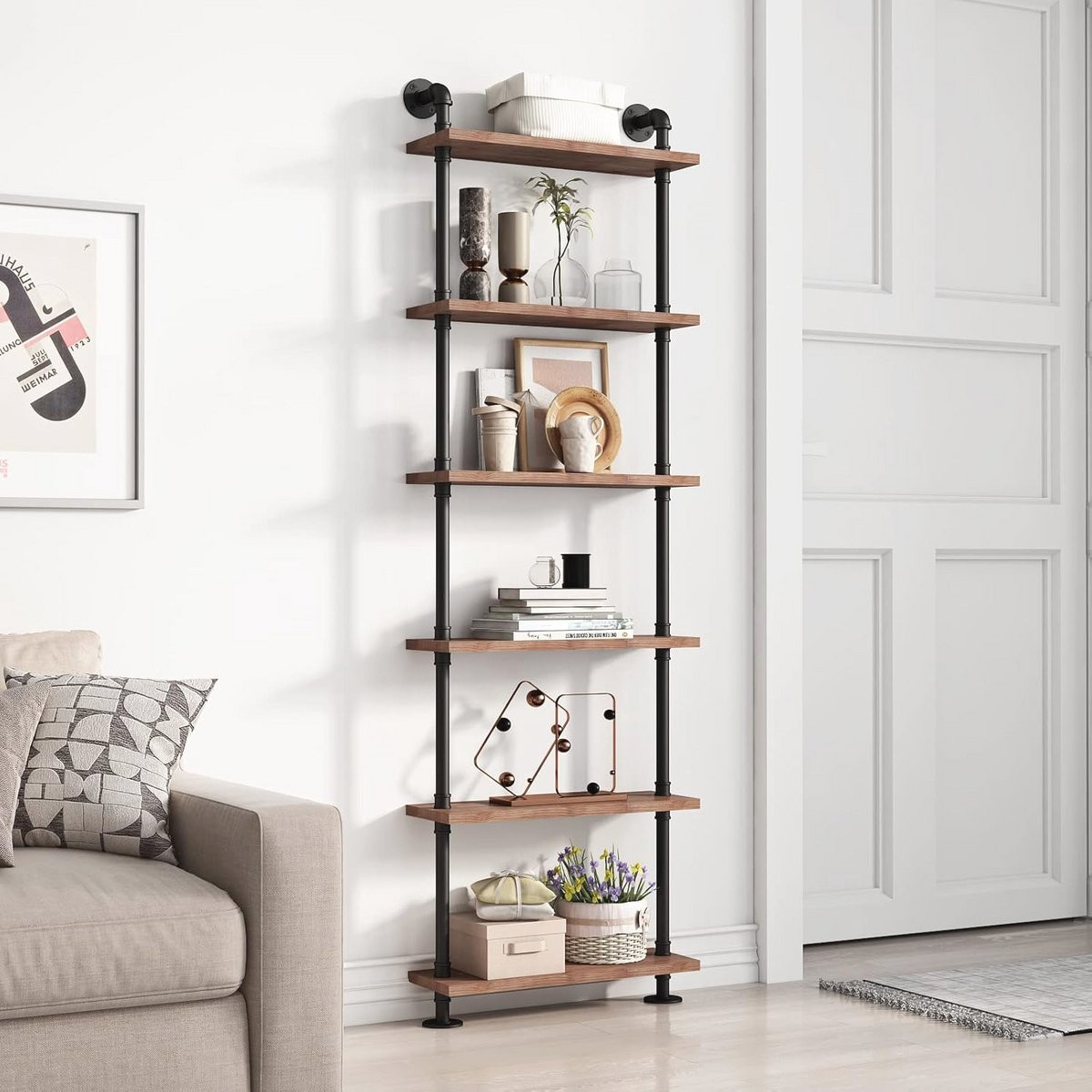 Rustieke houten ladder boekenplank voor wandmontage in de woonkamer