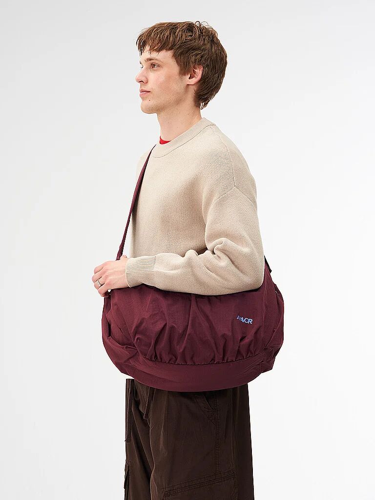 AEVOR Damen Umhängetasche Slouchy 23L dunkelrot W