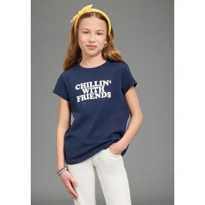 T-Shirt KIDSWORLD "T-Shirt Spruch: CHILLIN' WITH FRIENDS", Mädchen, Gr. 176/182, blau (marine), Single Jersey, Obermaterial: 100% Baumwolle, bedruckt, Basic, Rundhals, Shirts T-Shirt, für Mädchen, Kurzarm, Rundhalsausschnitt, aus Baumwolle