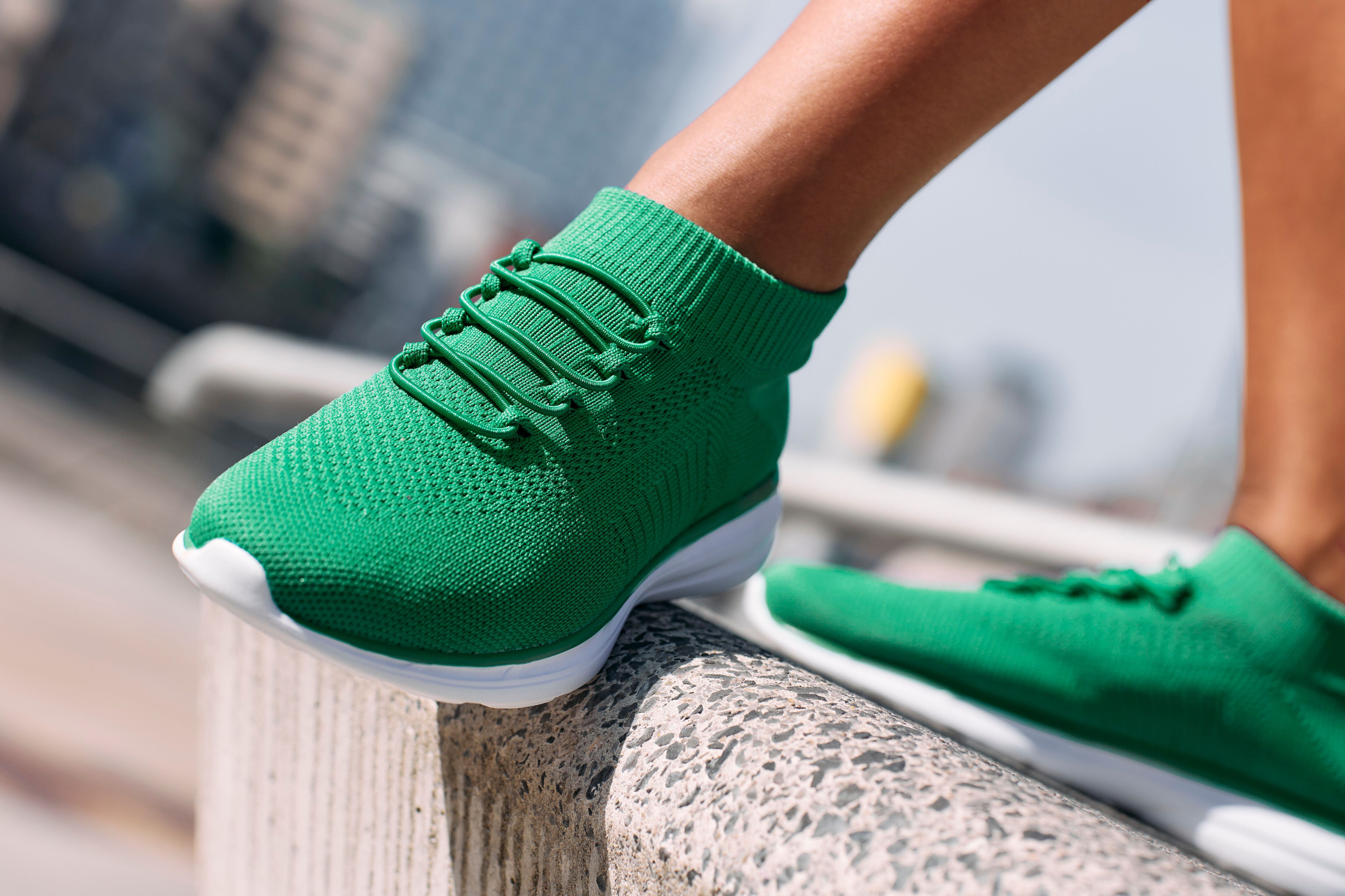Sneaker LASCANA "Slipper, Halbschuh, Turnschuhe, Slip-On-Sneaker, bequem", Damen, Gr. 39, grün, Obermaterial: 100% Textilmaterial. Decksohle: 100% Textilmaterial. Futter: 100% Textilmaterial. Laufsohle: 100% Synthetik, unifarben, Basic, Schuhe Sneaker, zu
