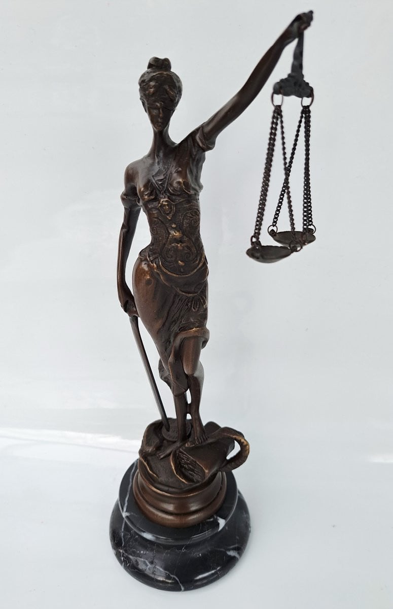 Bronzen beeld van de geblinddoekte Vrouwe Justitia (Themis) voor op tafel