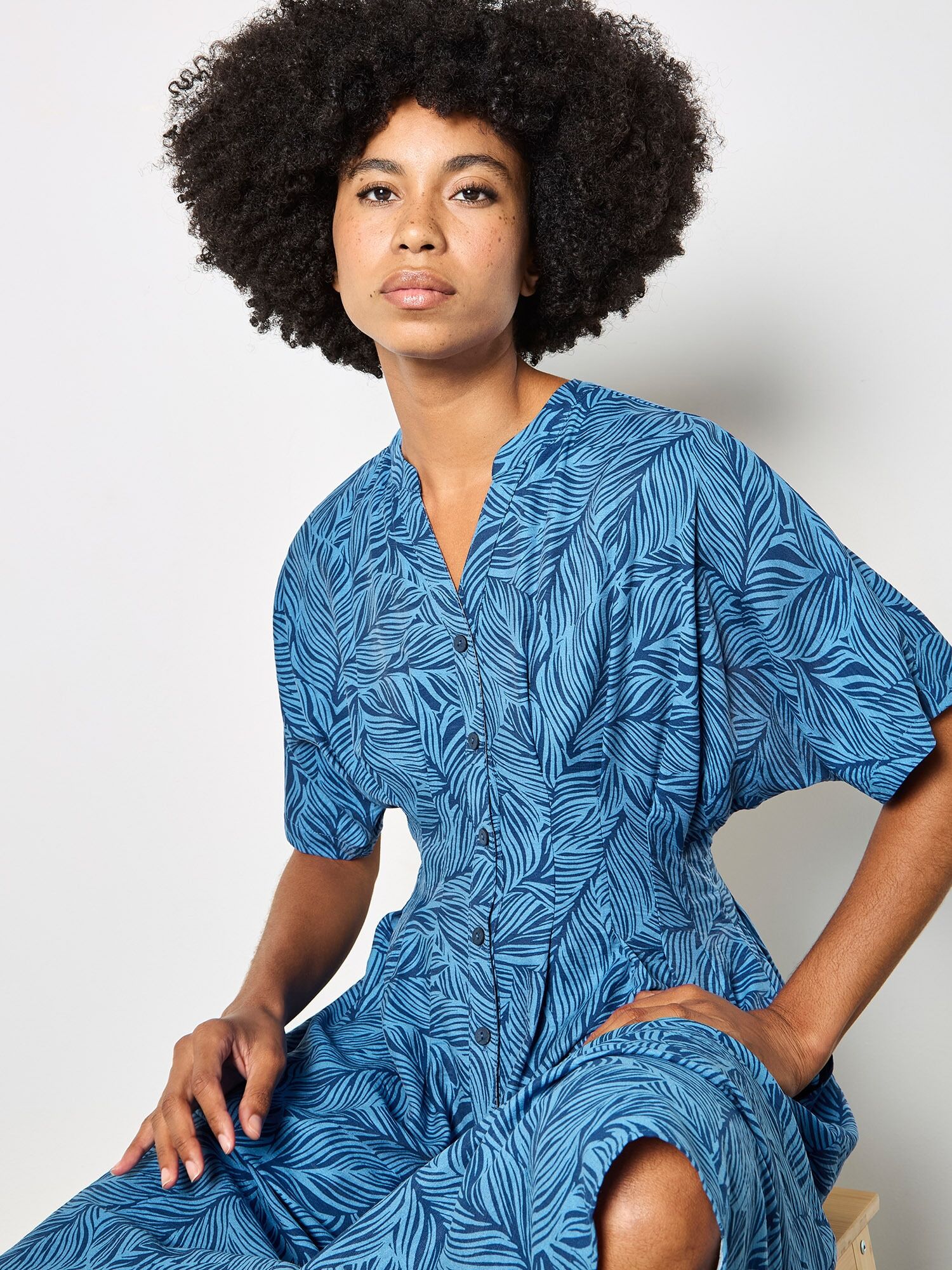 Midikleid APRICOT "Midikleid", Damen, Gr. L (40), N-Gr, blau, gewebt, Obermaterial: 90% Viskose LENZING ECOVERO CV LenzEcov. 10% Nylon NY., gemustert, V-Ausschnitt, Gerade Manschetten, Kleider Midikleid, Druck