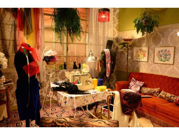 Fototapete PAPERMOON Retro Schneiderin Atelier , bunt, B:5m L:2,8m, Vlies, Tapeten, Fototapete