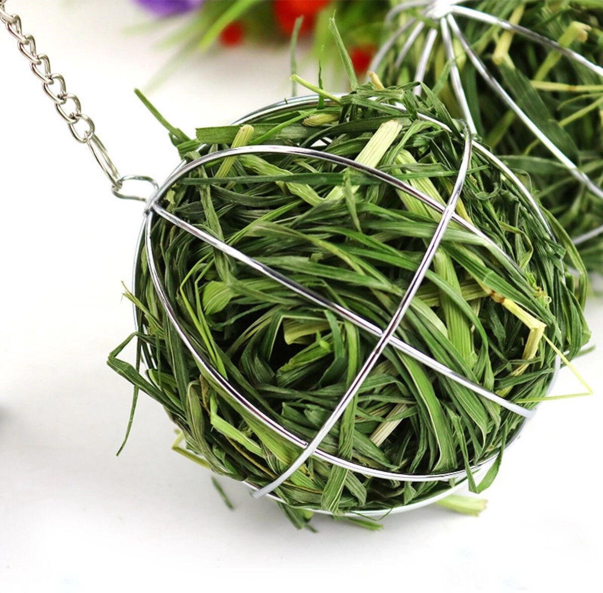 INF Hängender Heuball-Futterspender aus Edelstahl für Kaninchen 2er-Pack (8cm) – Käfig-Top-Haken, verstellbare Metallklammer