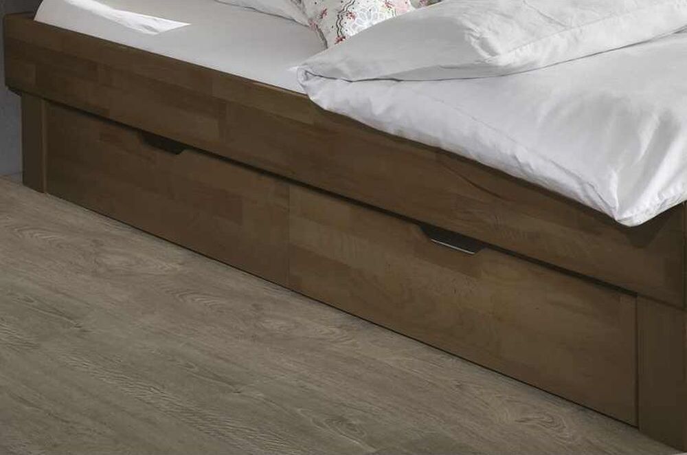 Wunderbares Bett der Serie Jenny Eiche Massiv geöltZum Lieferumfang gehört: Futonliege mit Kopfteil Breite: 180cm Höhe incl. Kopfteil: 75cm Höhe bis Oberkante Bettseite: 37cm Gesamttiefe ca. 212cm Gesamtbreite je nach Variante: 95,105,145,185cm Bettseitenhöhe: ca. 15cm Auflagenhöhe: ca. 13cm Holzstärke der Füße: 100x100mm Holzstärke: ca. 23mmDie Unterbettschubladen und Nachttische gehören nicht zum Lieferumfang, können aber extra bestellt werden, ebenso passende Kleiderschränke.