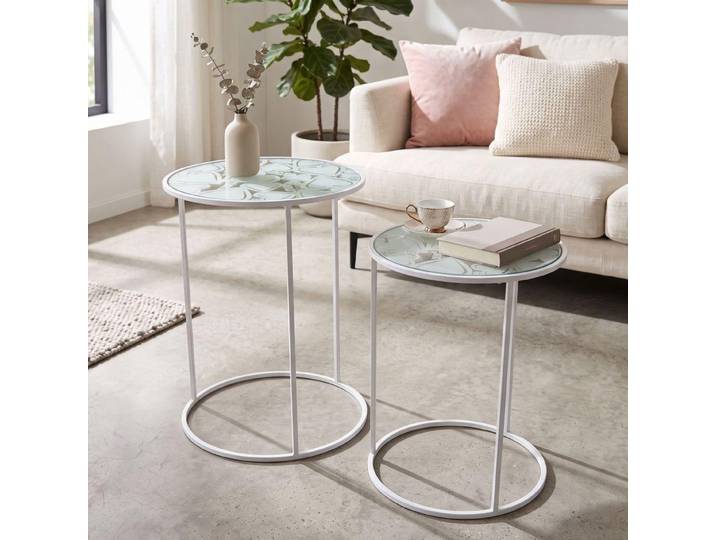 Couchtische der Serie White Harts aus weißem Metall mit Glasplatte – Ø 43x60 und Ø 38x55 cm – Essentielles und raffiniertes Design für glamouröse Umgebungen
