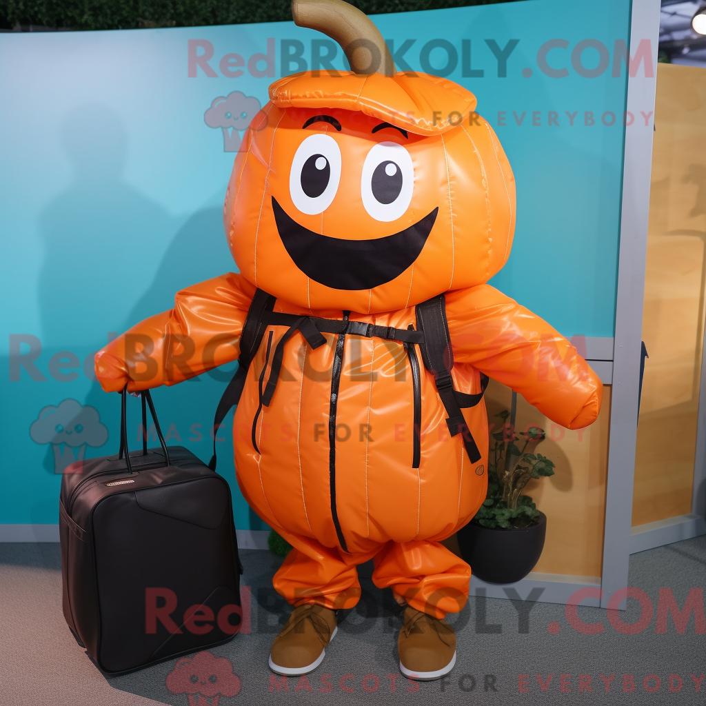Orangefarbener REDBROKOLY Kürbis-Maskottchen-Kostümcharakter mit Parka und Aktentasche