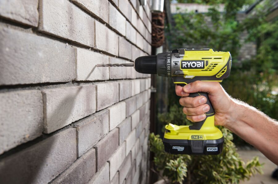 Ryobi TRAPANO A PERCUSSIONE 18V (1X 4,0AH) + SET BIT 31