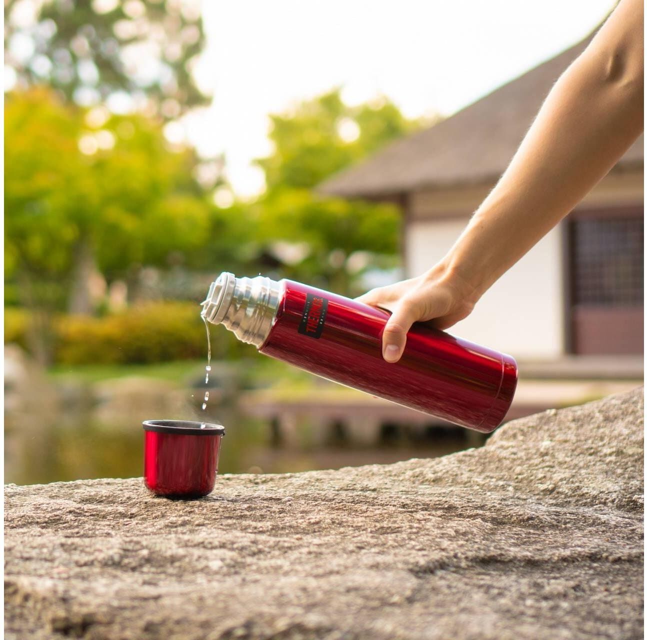 Thermoflasche THERMOS "Light & Compact", rot (cranberry), Trinkflaschen, 1.000ml, Edelstahl, Thermoflasche, aus bruchfestem Edelstahl, H:32cm cranberry 1.000ml