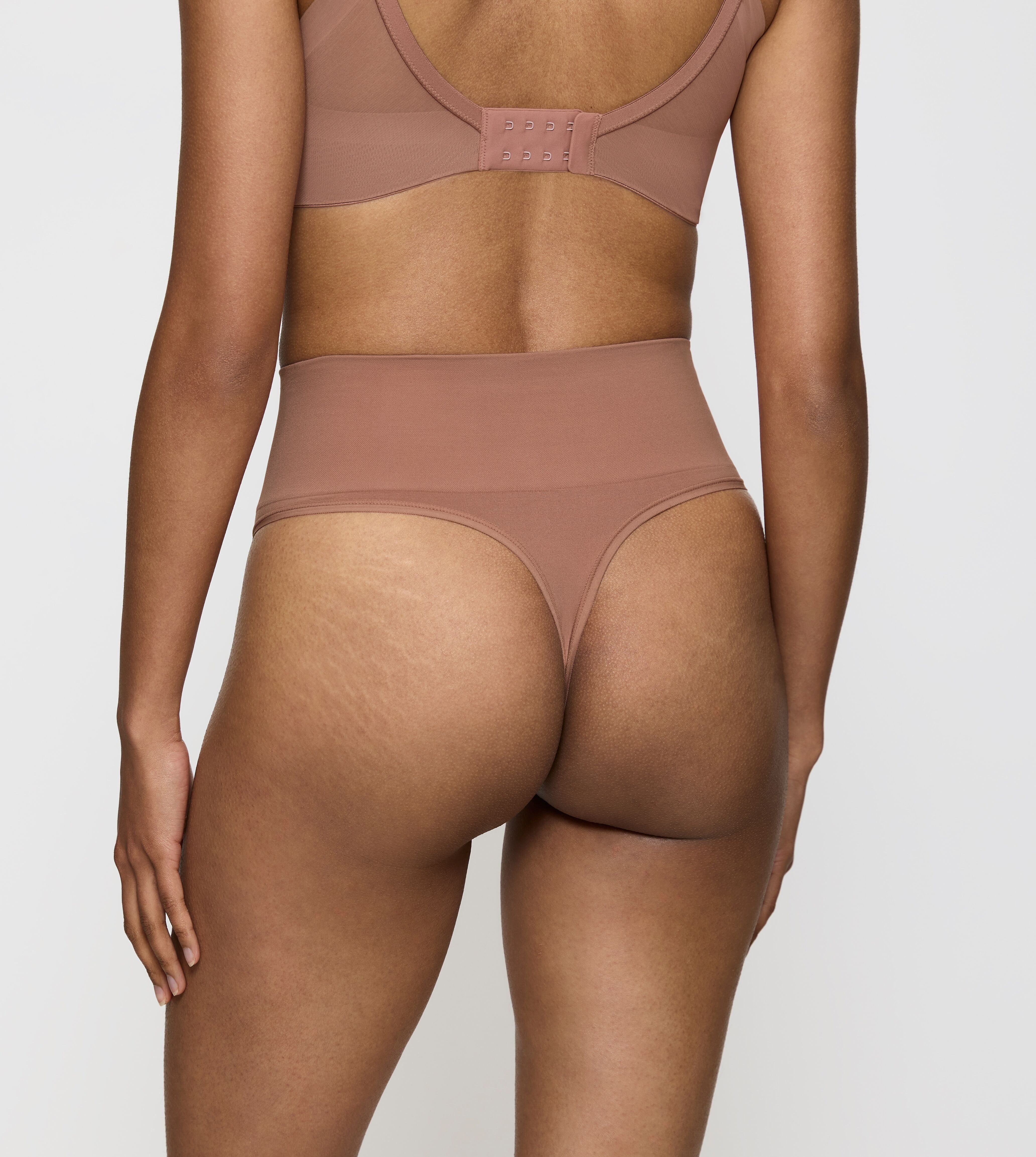 Shapingslip TRIUMPH "Soft Sculpt", Damen, Gr. 38, Single Jersey, braun (toasted almond), Single Jersey, Obermaterial: 78% Polyamid, 22% Elasthan, unifarben, körpernah, Unterhosen Shapingslip, nahtlos, formend, leichter Bauchweg-Effekt, hoher Beinausschnit