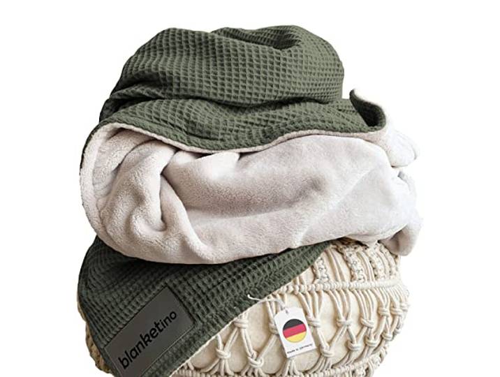 blanketino Cuddly Warm Sofa Blanket 145 x 210 cm Extra Soft Wellness Fleece and Cotton Made in Germany (Waldgrün/Sandweiß)
