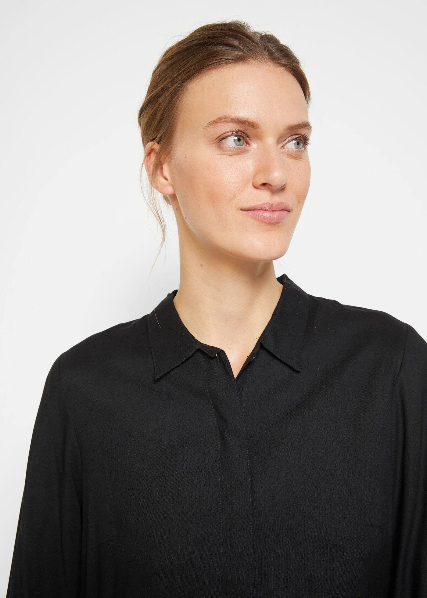 Longbluse BONPRIX, Damen, Gr. 42, schwarz, Obermaterial: 100% Viskose, lässig geschnitten, Blusen Longbluse, mit Vokuhila-Form, aus fließender Viskose, lässig geschnitten