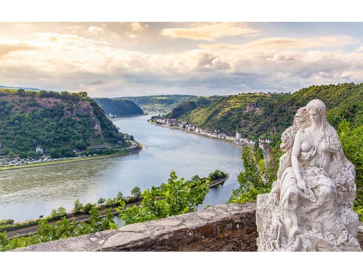 Papermoon Statue am Fluss