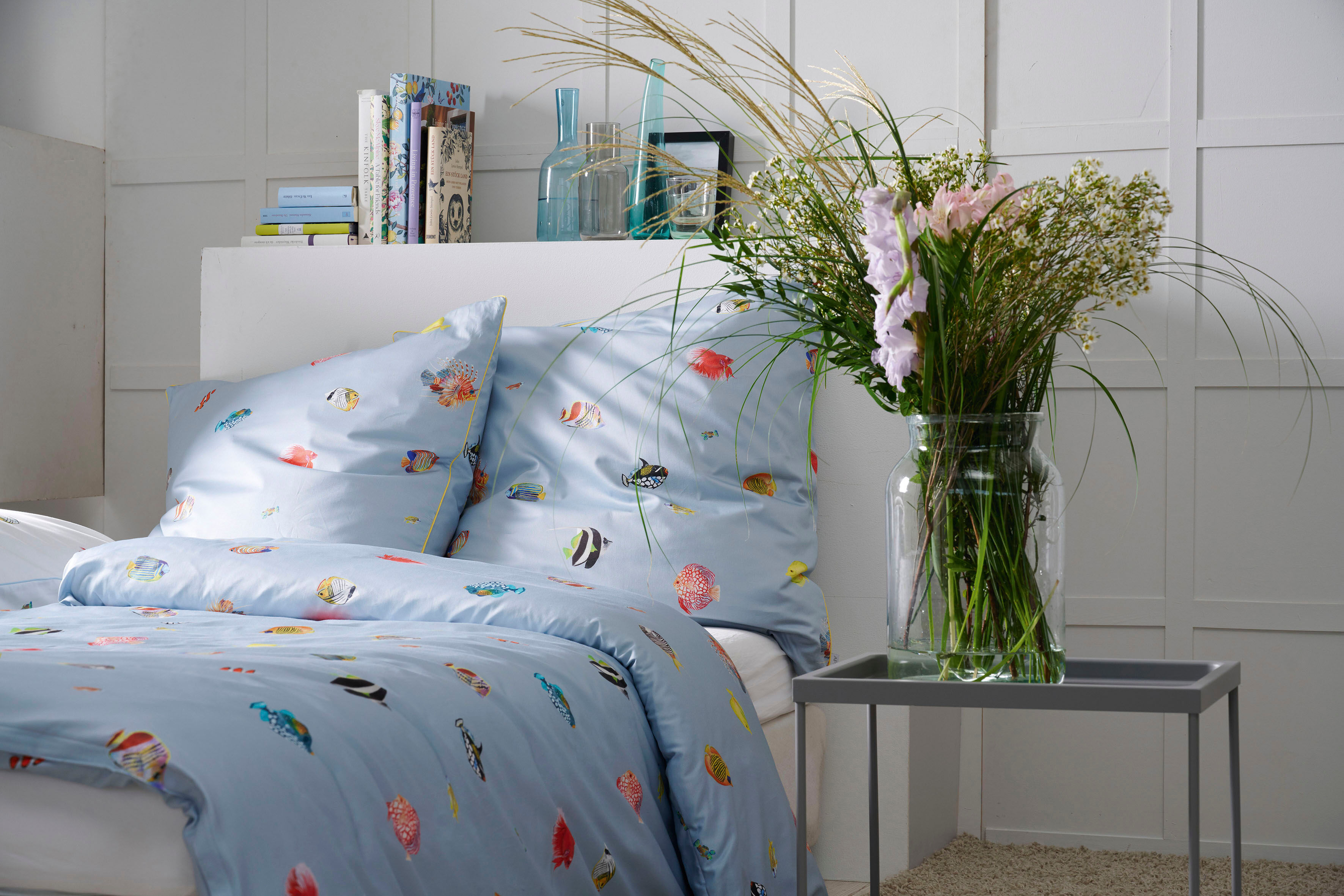 Bettwäsche APELT "Fidshi", bunt (hellblau, bunt), B/L: 135cm x 200cm, 1 Stk., 1 Stk., Mako-Satin, B/L: 80cm x 80cm, 2 Stk., Mako-Satin, Obermaterial: 100% Baumwolle, Bettwäsche, Bettwäsche, cooles Fischdesign holt die Südsee ins heimische Schlafzimmer hel