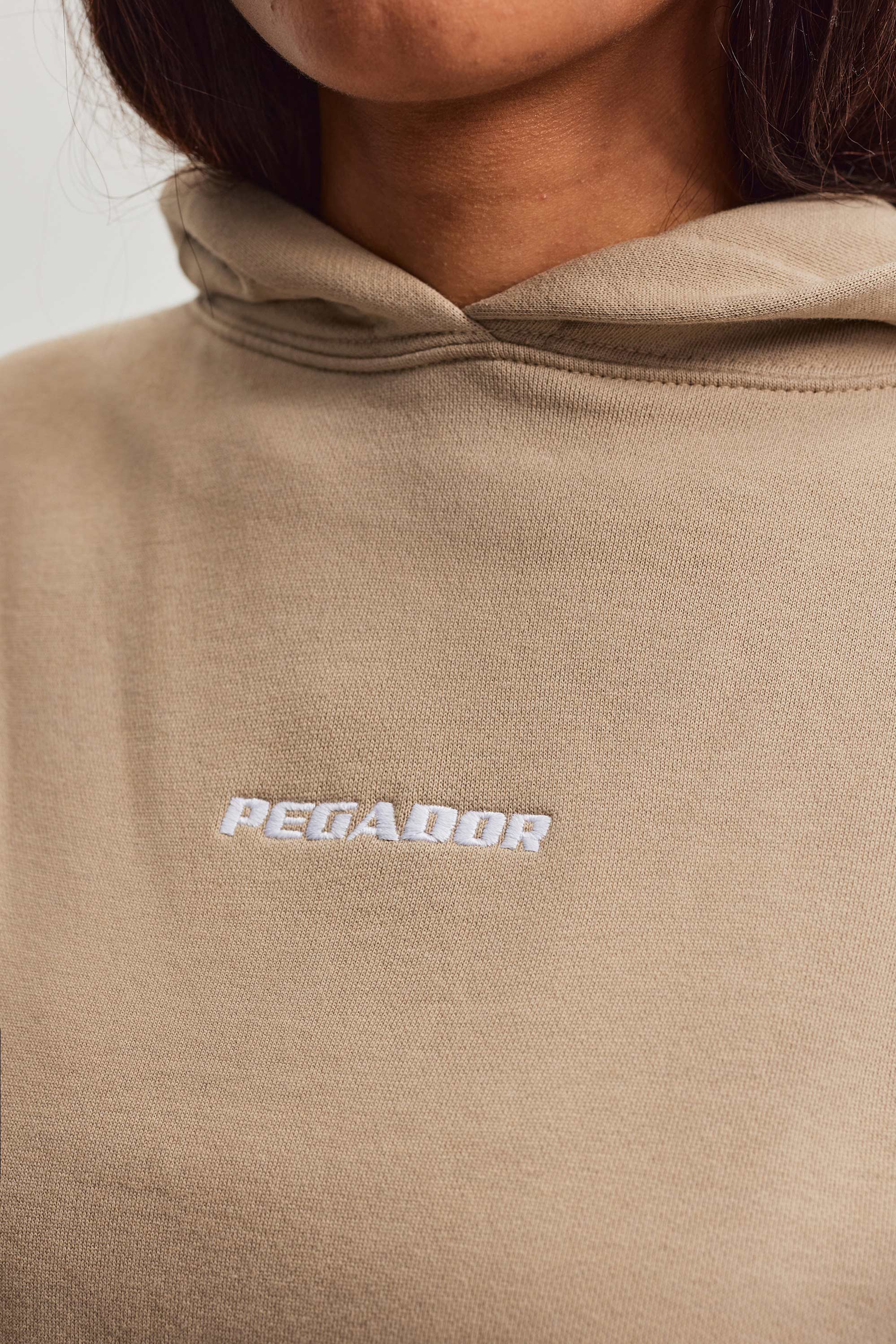 Kapuzensweatshirt PEGADOR "CLARITA LOGO OVERSIZED HOODIE", Damen, Gr. L, washed beige weiß, Sweatware, Obermaterial: 80% Baumwolle, 20% Polyester, unifarben, oversize normal, Rundhals, Rippbündchen, Sweatshirts Kapuzensweatshirt, Baumwollmischung, oversiz