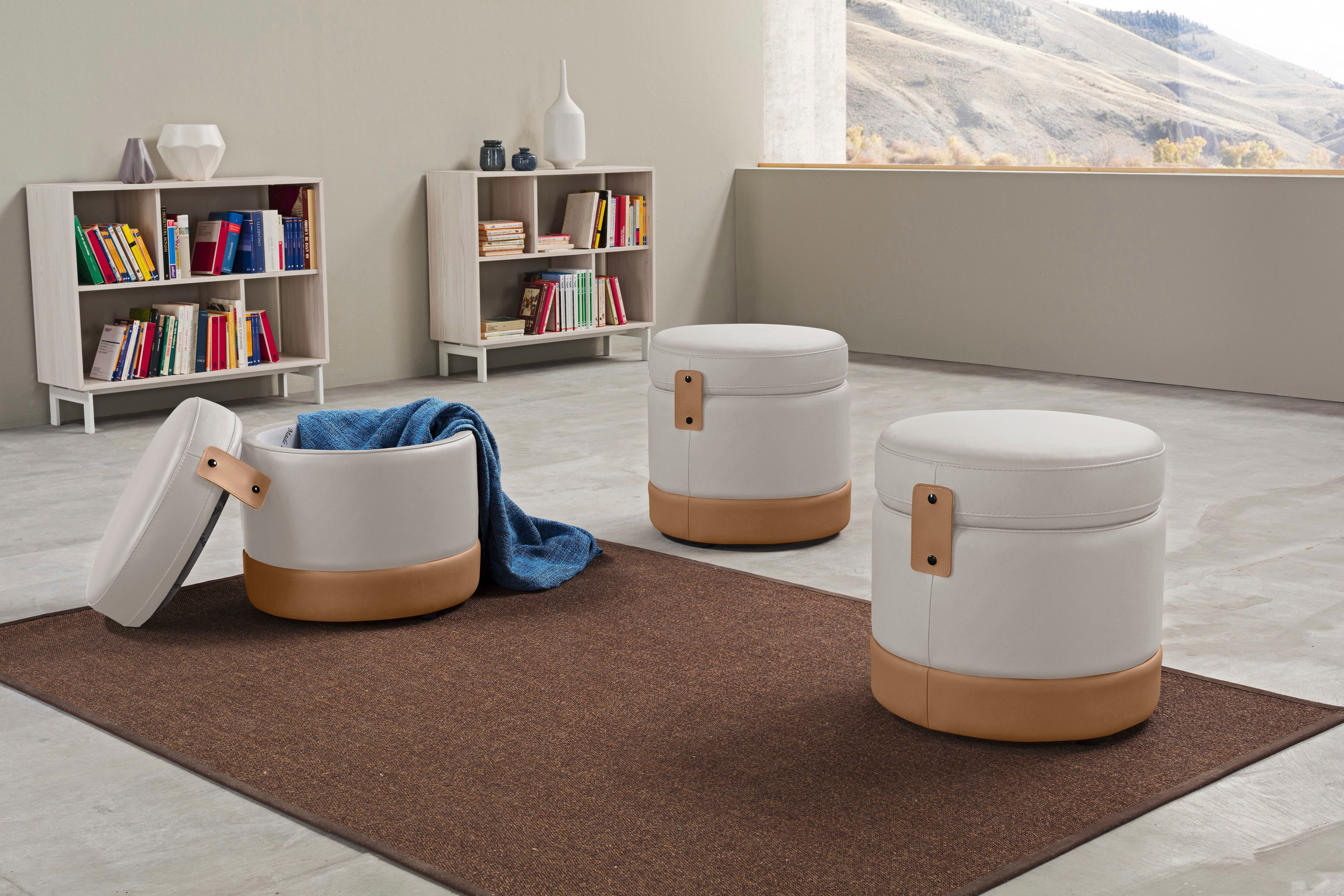 Hocker EGOITALIANO "Tonder, Designhocker als Blickfang mit tollen Details, B/T 50/50cm", grau (stone), B:50cm H:50cm T:50cm, Leder »BULL« (echtes Rindsleder). Geschliffenes, pigmentiertes und behandeltes Rindsleder mit einer Dicke von 1, 3-1, 5 mm. Dieses