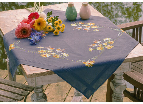 Stickmitteldecke"Rotkehlchen & gelbe Blumen"