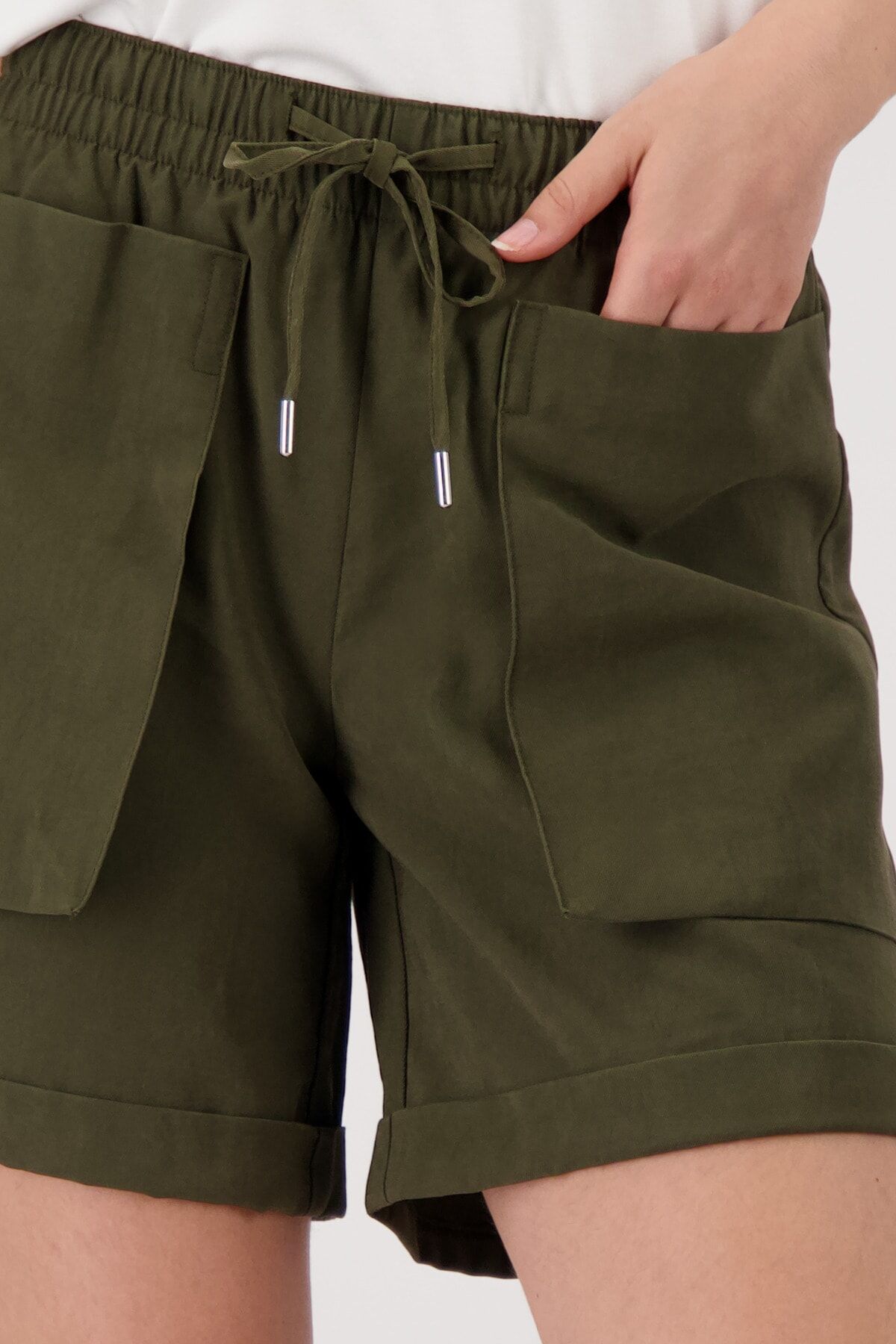 Shorts MONARI "Hose aufgesetzte Taschen", Damen, Gr. 42, N-Gr, grün (olive), Web, Obermaterial: 92% Modal, 8% Polyester, unifarben, regular fit kurz, Hosen Shorts, Regular fit mit aufgesetzten Taschen olive 42, N-Gr