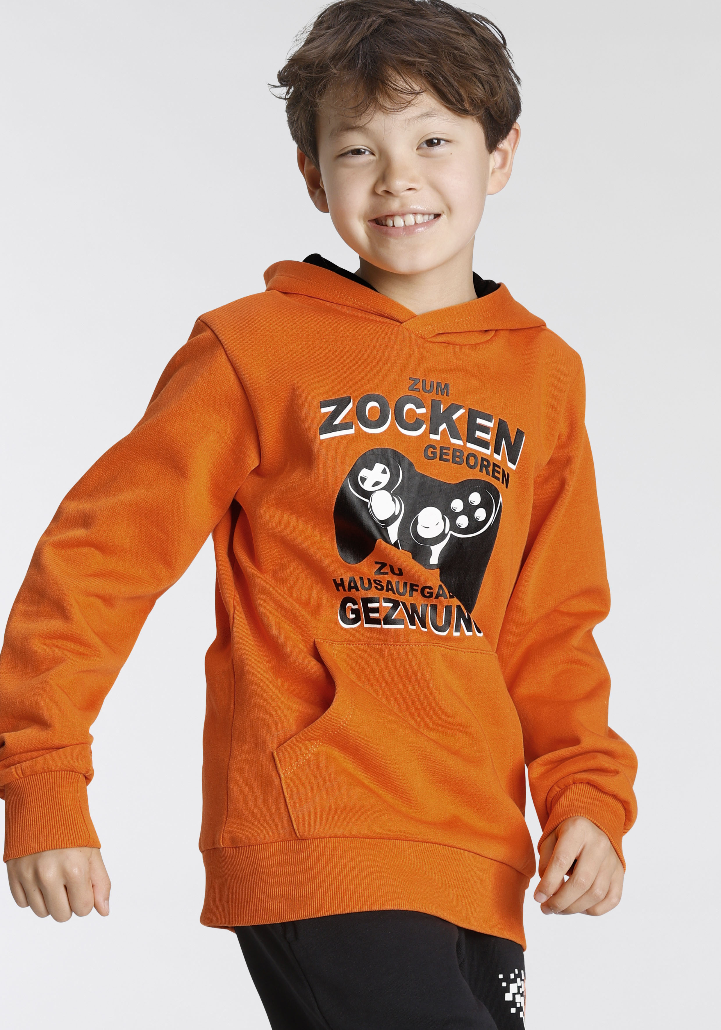Kapuzensweatshirt KIDSWORLD "FÜR ZOCKER", Jungen, Gr. 176/182, orange, angeraute Sweatware, Obermaterial: 100% Baumwolle. Kapuzenfutter: 100% Baumwolle, bedruckt, Basic, Rippbündchen, Sweatshirts Kapuzensweatshirt, Langarm, mit Rippbündchen, bedruckt oran