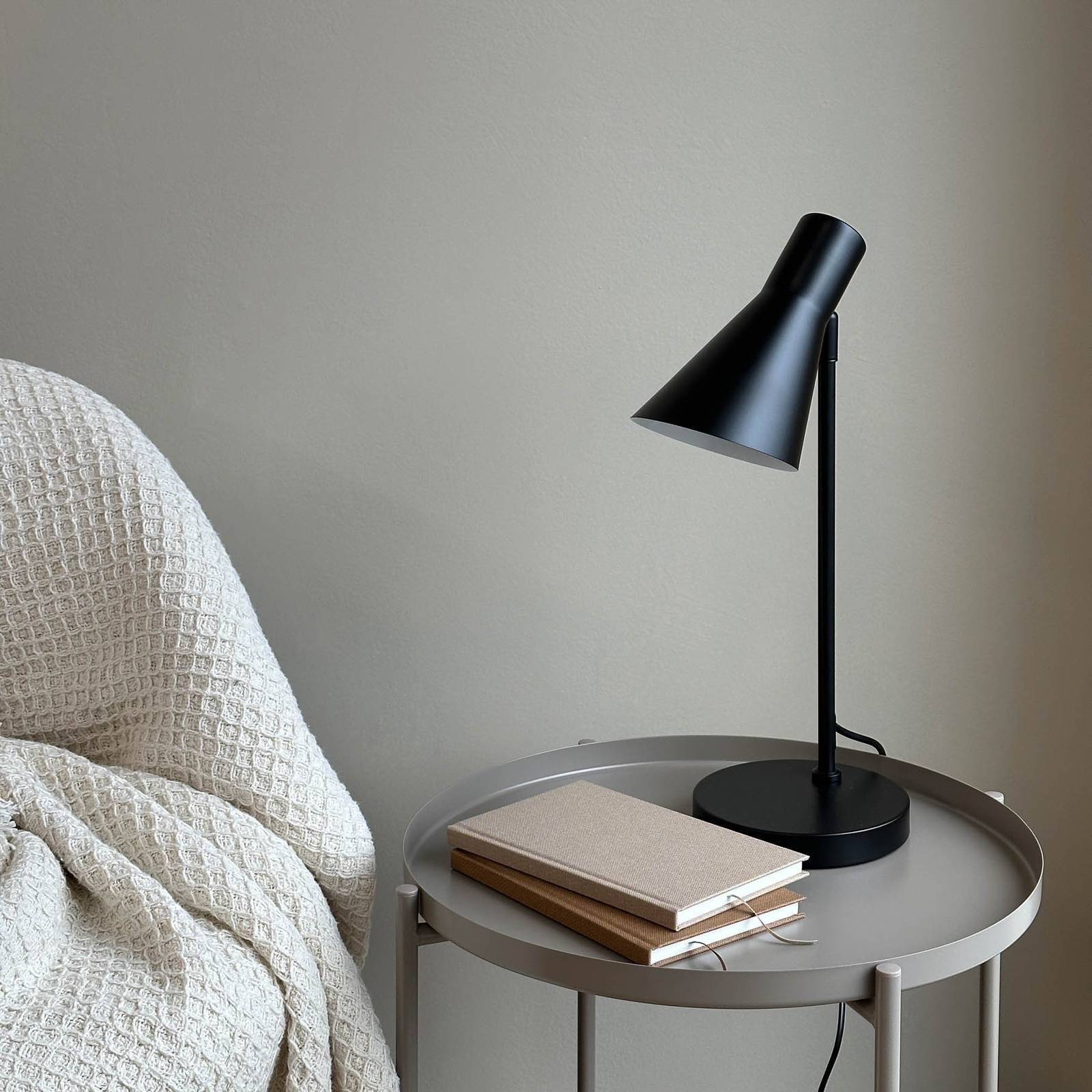 Dyberg Larsen Lámpara de mesa DL12, Negro, Salón / Comedor, Metal, Diseño, Lámpara de mesa