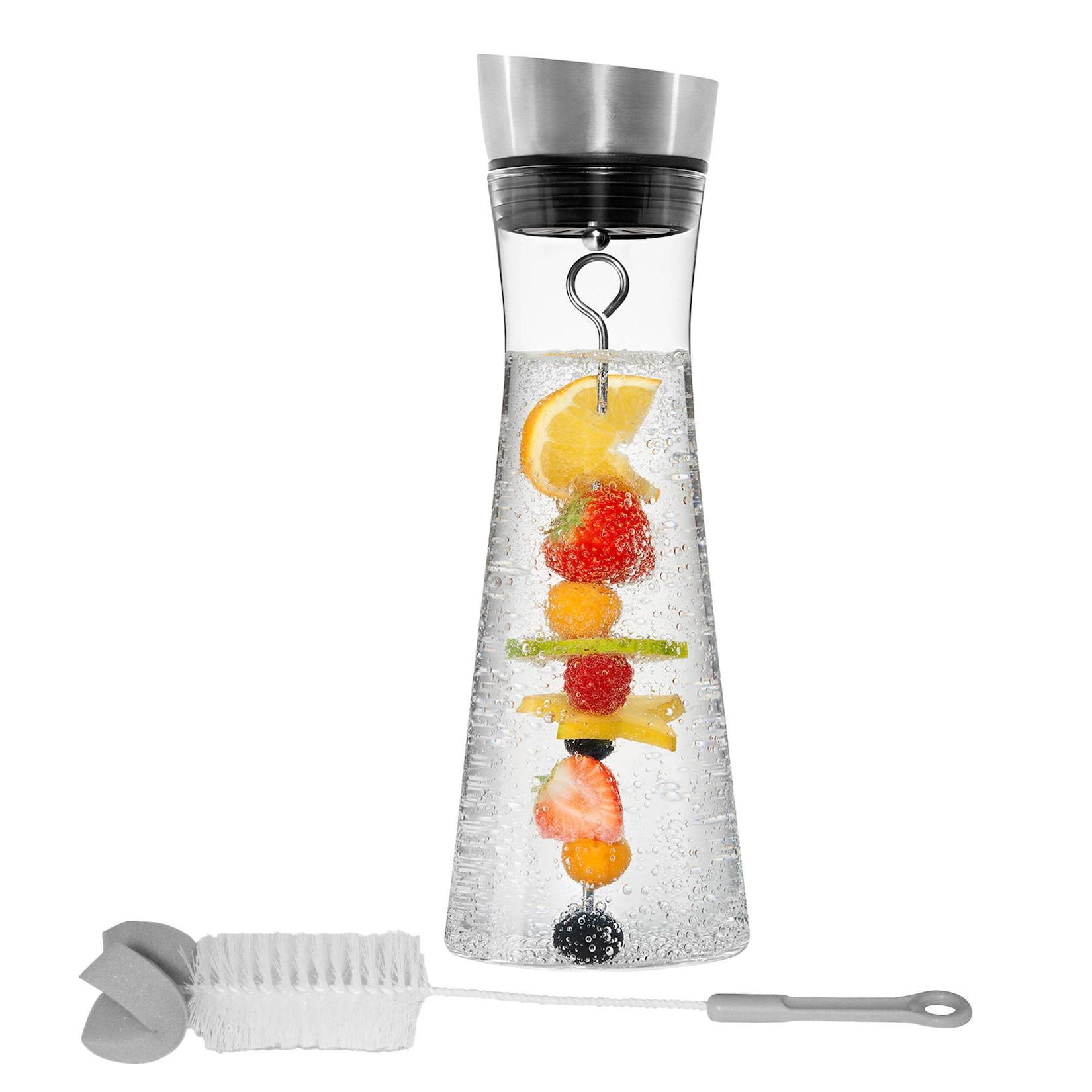 Stoneline Glaskaraffe 1 Liter, mit Fruchtspiess / Fruchteinsatz und Spülbürste, Wasserkaraffe mit Ausgießer aus Edelstahl, Glaskaraffe mit Deckel, Karaffe mit Fruchteinsatz