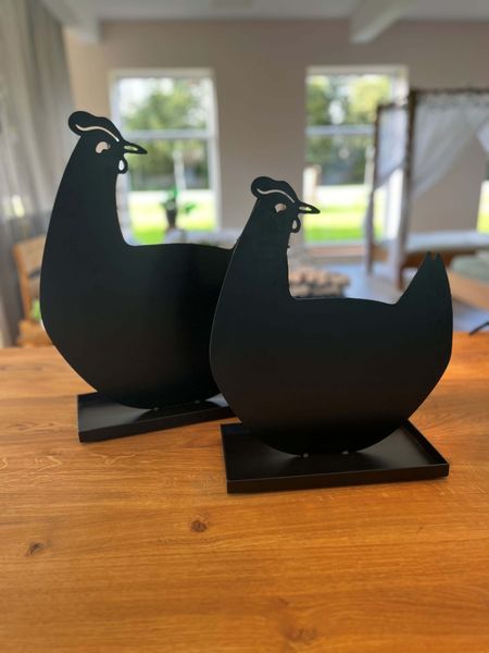 Huhn Vilmor sitzend, schwarz von Kaheku
