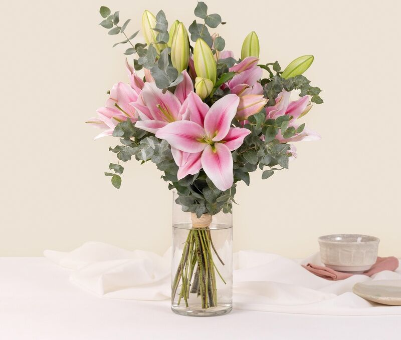 Bouquet de lys pour le deuil et enterrement - Interflora