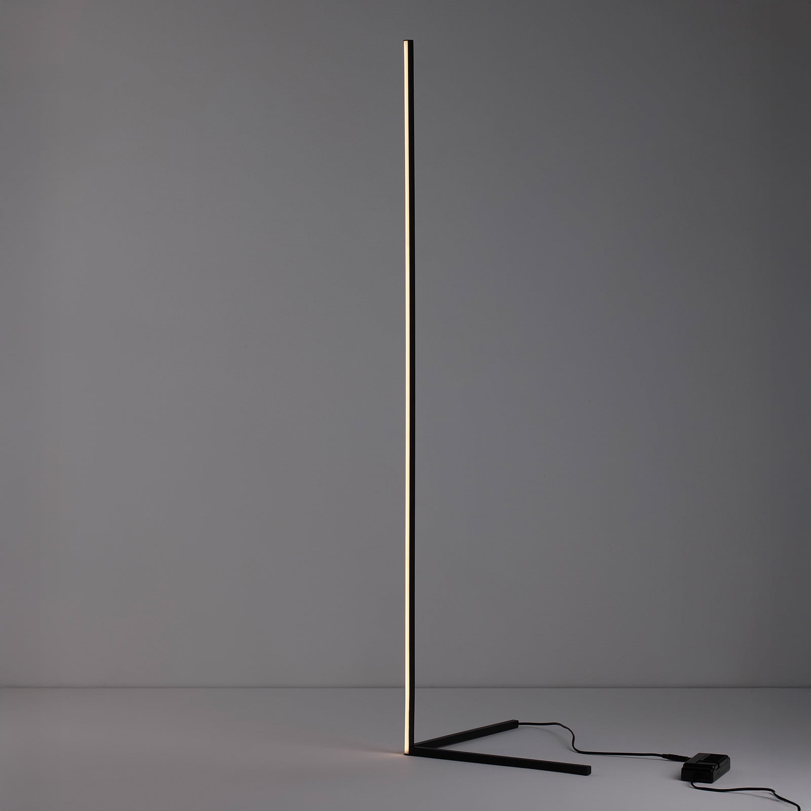 Lyora V-Line LED vloerlamp zwart B: 58 cm, D: 40 cm, H: 141 cm