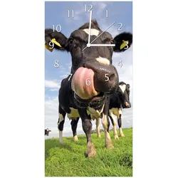 Wallario Uhr 30 x 30 cm, schwarze Zeiger Lustige Kuh auf der Weide mit herausgestreckter Zunge