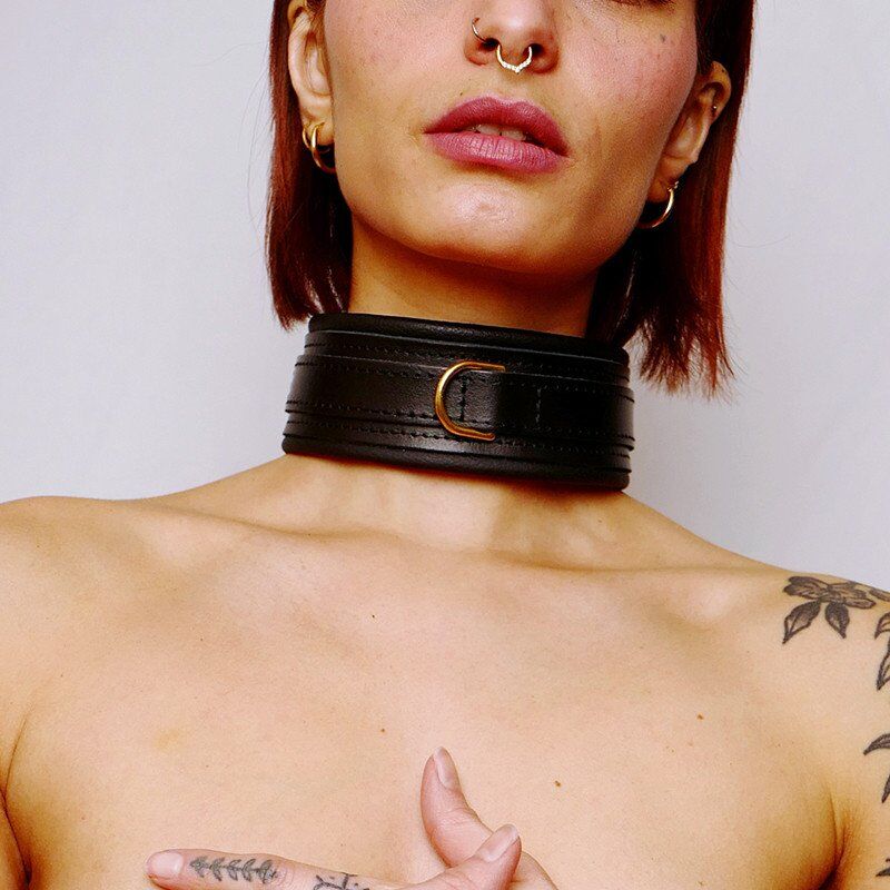 The Sinners Collier en cuir molletonné et attaches Dorées