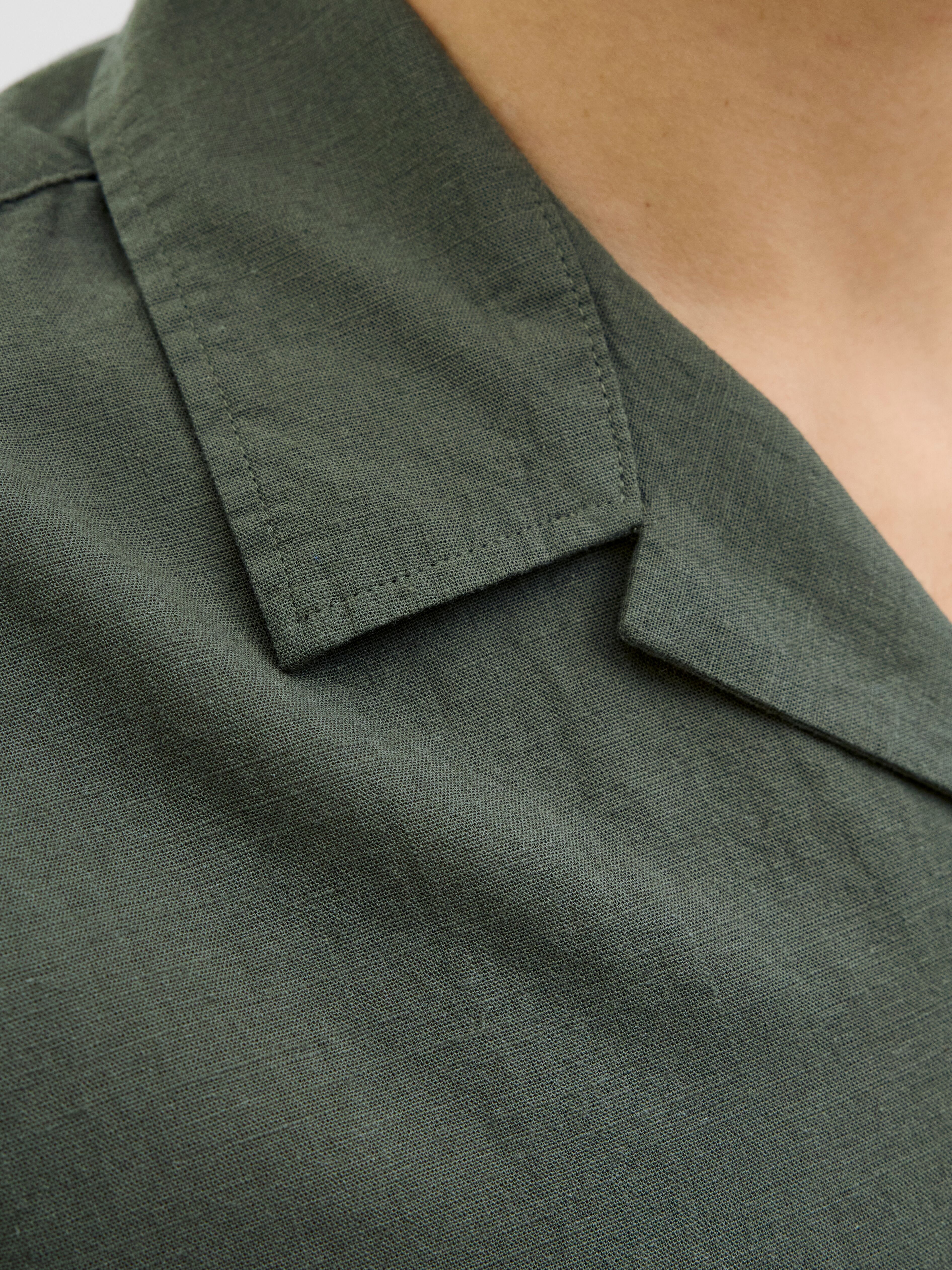 Jack & Jones "JJESUMMER RESORT SHIRT SS SN" mit Resort Kragen beetle XS, N-Gr
