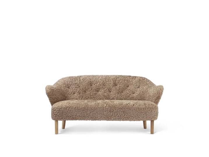Audo Copenhagen Ingeborg 2,5-Sitzer Sofa Schaffell sahara, Eichenholzbeine natur