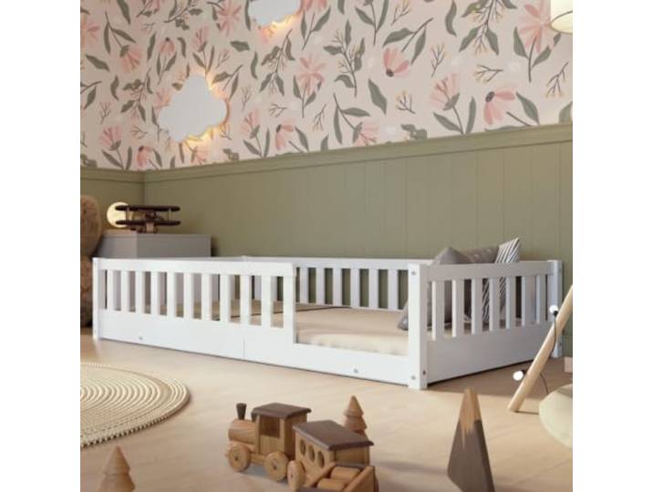 Crazy Pine Montessori Kinderbett Crazy Basic 90x200 cm - Bodenbett - Weiß Sicher schlafen dank 31,5 cm hoher 2/3-Schutzbarriere – ideal für Kleinkinder.