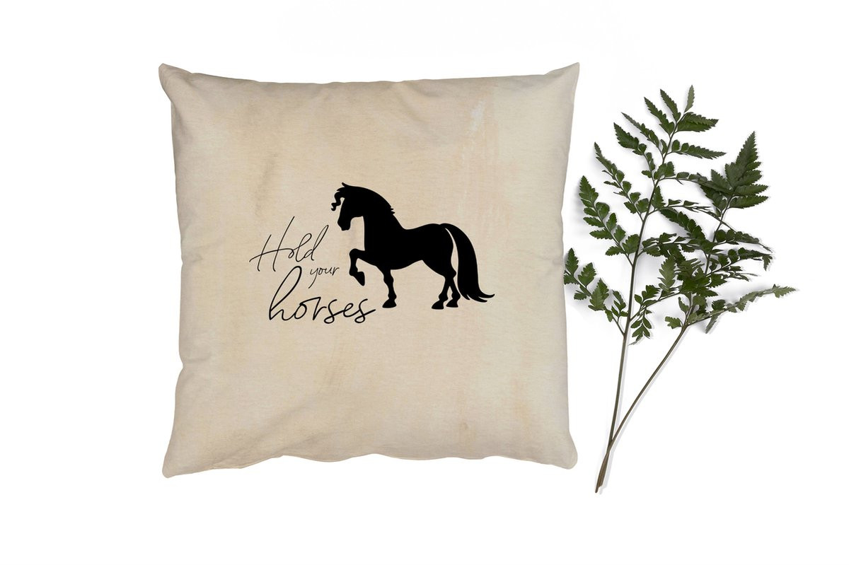 PillowMonkey Sierkussen Paarden Quote Hold your horses - 50 x 50 cm