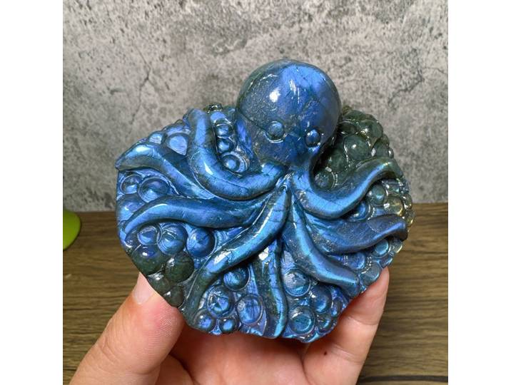 Ornement de bureau unique en pierre synthétique labradorite sculptée en forme de pieuvre de style bohème, idéal comme cadeau d'anniversaire