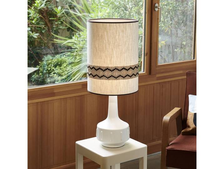 Jimmy Tischlampe weiß/beige Borte Höhe 83 cm - MARKET SET - Wohnzimmer - Keramik - Mit Schirm
