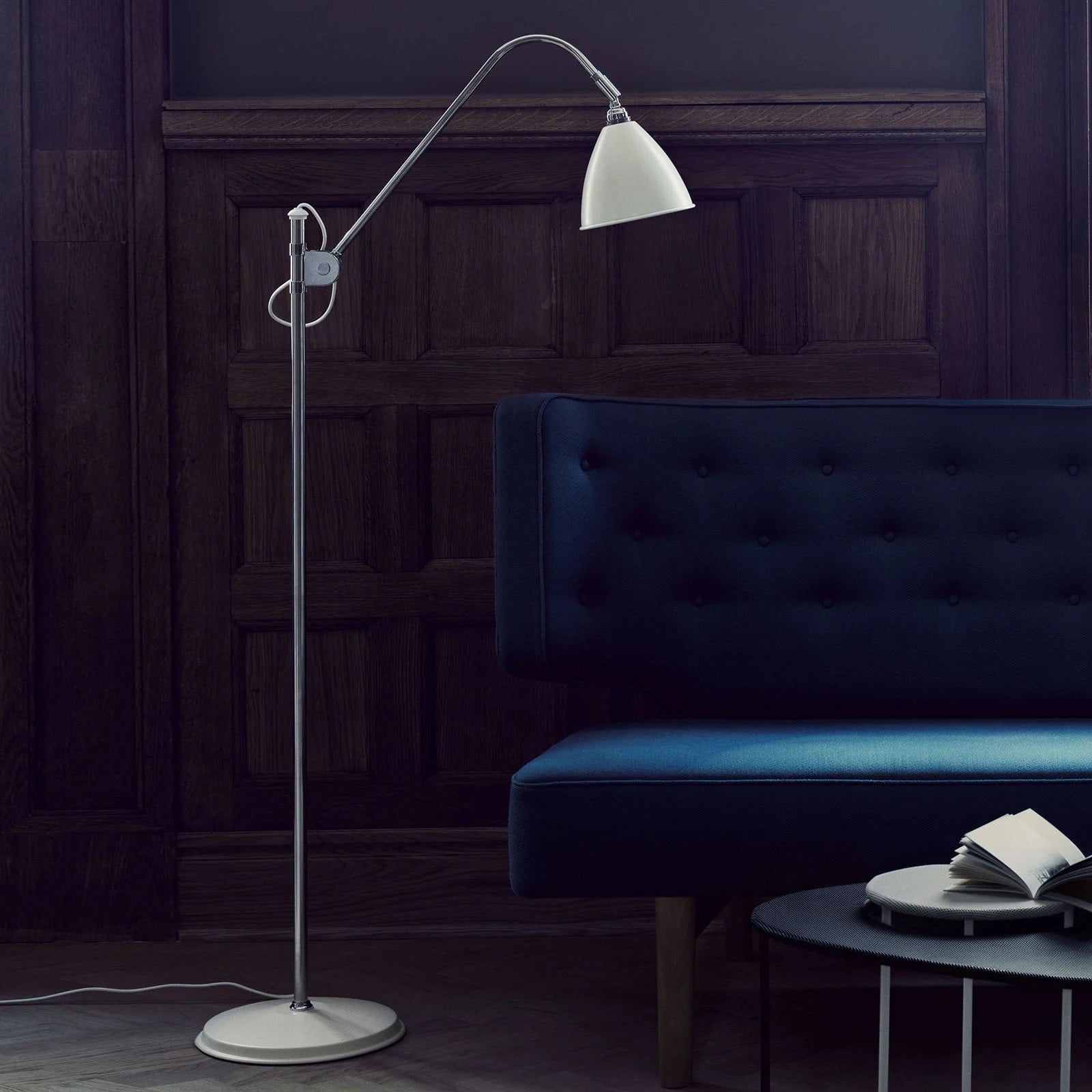 GUBI Bestlite Bl3 Vloerlamp Chroom en Matte Wit met Lampenkap