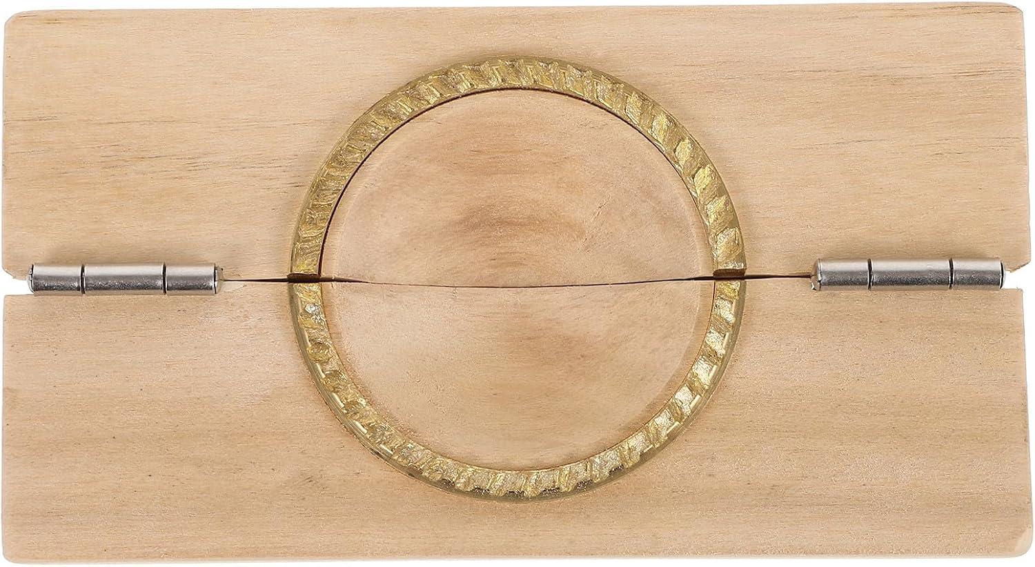 Orangefarbene manuelle Teigtaschenform aus Holz und Metall
